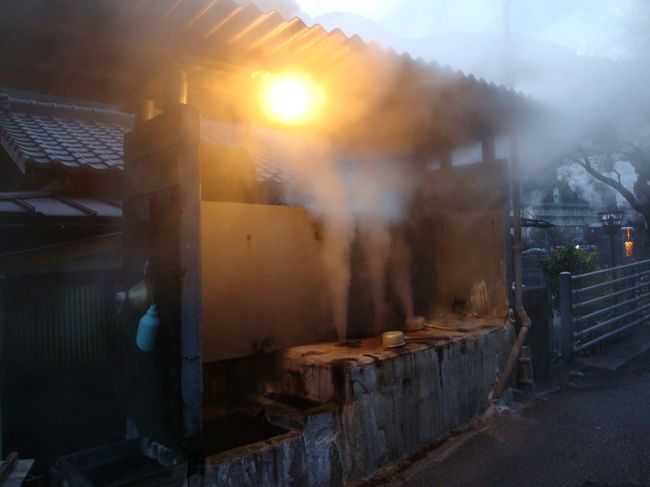 テクテク歩いて、蒸し場へ行ってみる=3=3<br /><br />煙がモクモクで、熱そう。。。。<br /><br /><br />まだ、何も蒸さっていません・・・