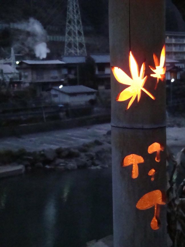 道の途中途中で、この様な竹筒灯篭を発見！<br /><br />昨夜は、外に出ていないので分からなかったけど、たくさんこの様な灯篭が道々にあった。。。<br /><br /><br />明りが点いていると綺麗