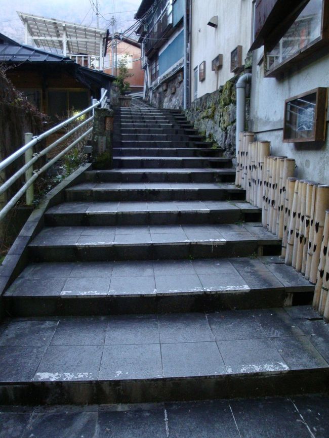 この様な、階段を下りて行き