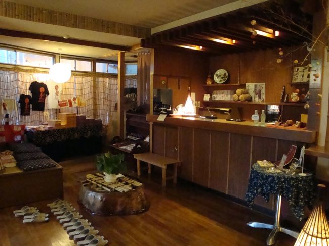 白水荘内、カウンターと、お土産品と、寛ぎ場と、お茶処