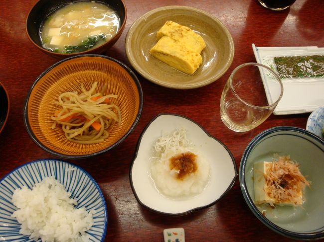 ダシ巻き卵、豆腐と揚げの味噌汁が付いてきました<br /><br /><br />ダシ巻き卵美味ーーーーいーーーっーー<br /><br />味噌汁も美味しいー<br /><br /><br />昨日の、飲み会状態で、おば様１人ダウン中。。。<br />飲みすぎだよ。。。。<br /><br />