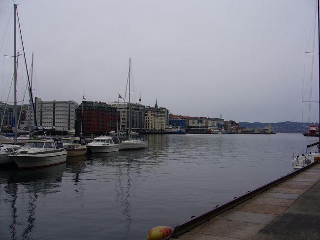 ベルゲンの港<br /><br />魚市場がありました！<br />いろいろ試食して何も買わず。笑<br />日本人いっぱい来るみたいで、ちゃんと包むからとかいろいろ言われて思わず買っちゃいそうだった・・<br /><br />でも物価高すぎだしー買いませぬー。