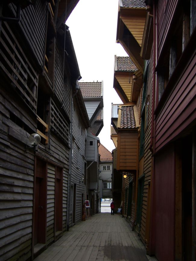 こんなに密着して、しかも木造だから、何度も家事で全焼とかしてるらしい。<br /><br />でも世界遺産（しつこい苦笑）