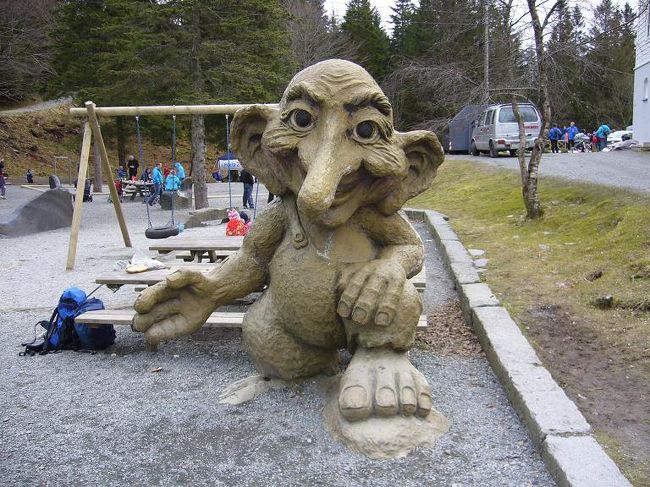 山の上にはトロルがいましたー。