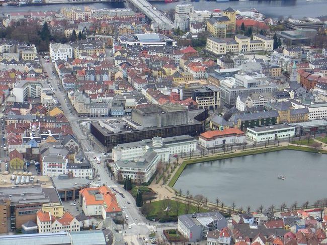 真ん中のがグリーグホールです。<br /><br />作曲家のグリーグってベルゲン出身だったんですって。<br />街の中心からそんなに遠くないところに作曲もしていた家もあるそうで、時間があったら行きたかったです。