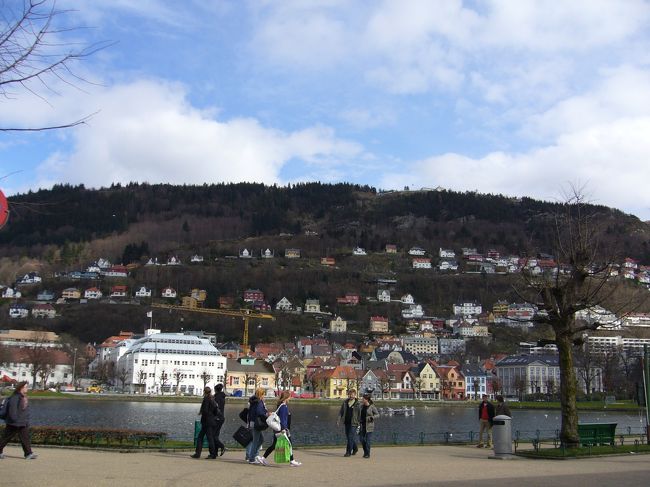 この人工湖の脇にある、現代美術館でピカソの企画展を見ました。<br />ベルゲン美術館は３つの美術館で構成されていて、そのうちの１つで、ムンクのJelousey（ジェラシー）を見ました！！<br />この絵を見るだけにでもベルゲンに行く価値ありだと思います！