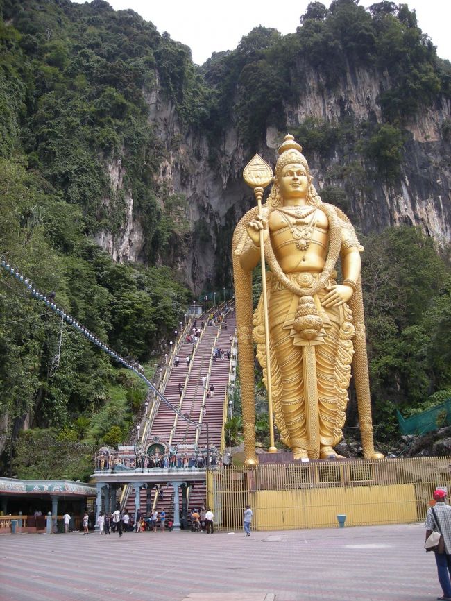 ＜バツー洞窟＞<br />ヒンドゥー教の聖地バツー洞窟。<br />不思議な世界が広がっています。<br />272段の階段を上がって洞窟内へ。<br />サルがいっぱいいるので注意してください。<br />特に食べ物は狙われやすいです。