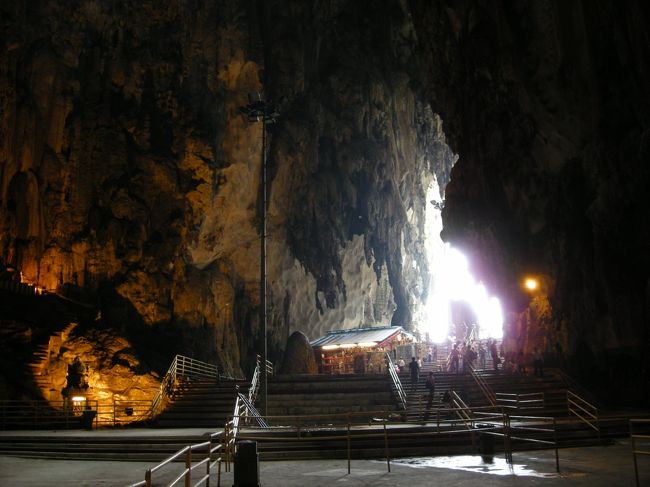 ＜バツー洞窟＞<br />息を切らしながら洞窟内部へ。<br />光がいい感じに差し込んでます。<br />熱心なヒンドゥー教徒がお祈りしています。