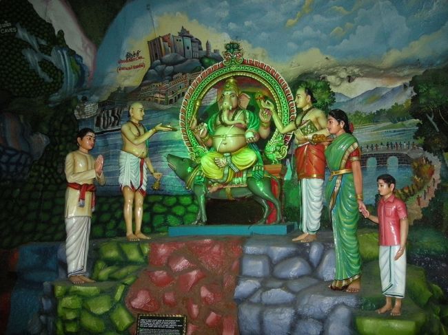 ＜ケイブ・ビラ＞<br />ヒンドゥー教ならではの人形がたくさん。<br />爬虫類も展示されています。