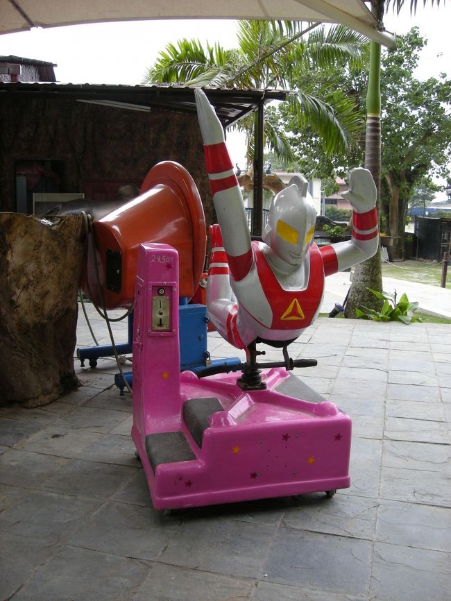 ＜ケイブ・ビラ＞<br />ウルトラマンっぽい遊具もあります。