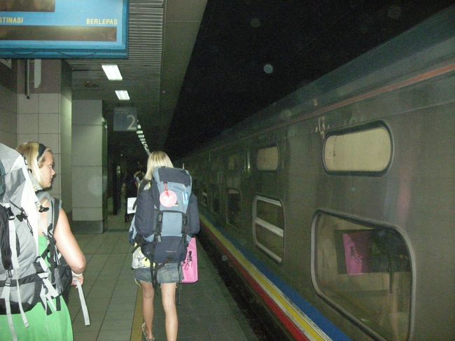 ＜マレー鉄道＞<br />KLからシンガポール移動は夜行列車で。<br />安い寝台のベッドをとりました。<br />端っこのベッドで連結部がうるさくあまり寝れませんでした。<br />