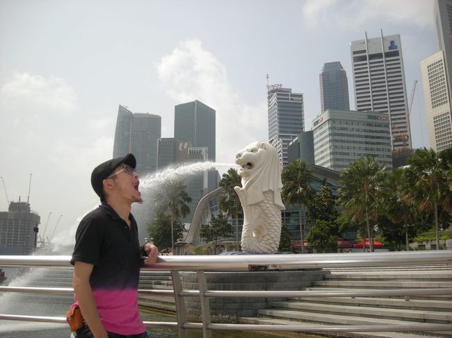 ＜マーライオンパーク＞<br />まずはマーライオンパーク。<br />こういう写真撮っちゃいますよね。