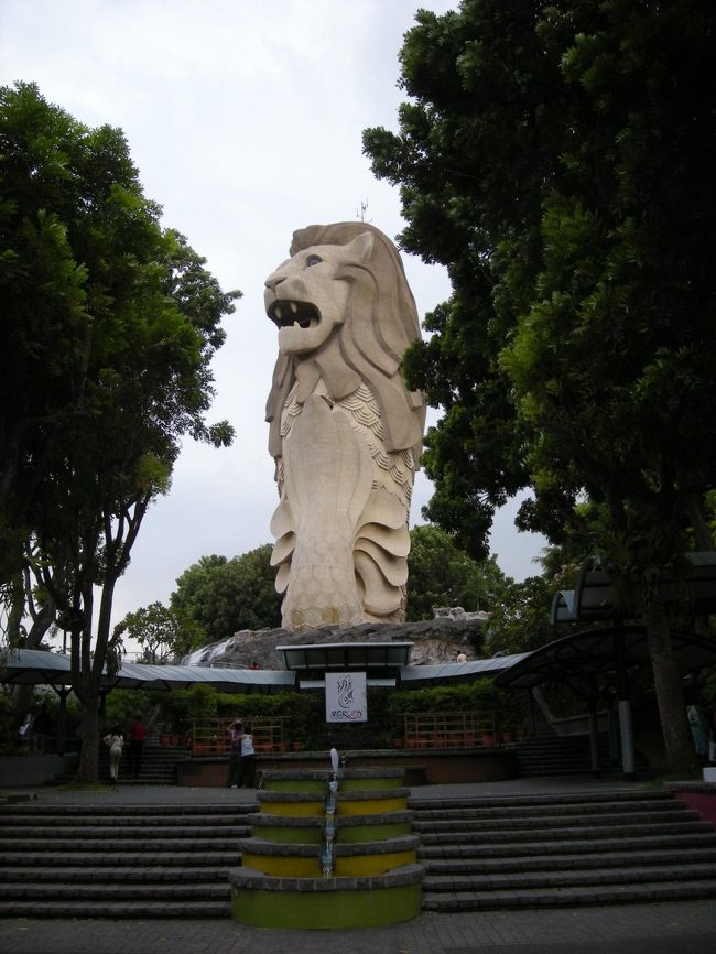 ＜巨大マーライオン＞<br />セントーサ島の巨大マーライオン。<br />中に入ることができます。<br />夜は目からビームが出るみたいです。