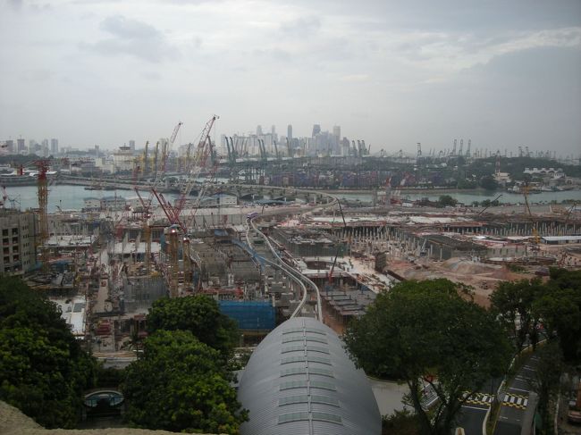 ＜セントーサ島＞<br />巨大マーライオンの頭からの眺め。<br />セントーサ島はまだまだ建設途中。