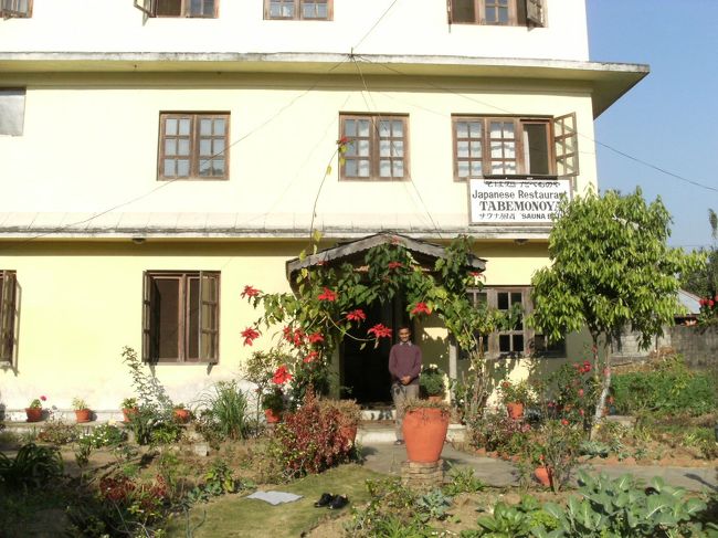 <br />　レイクサイドの表通りから少し入ったところに、”ＴＡＢＥＭＯＮＯＹＡ・たべものや”という日本食レストランがガイドブックに紹介してあったので立ち寄ってみた。<br /><br />　　前庭で野菜や蕎麦の実を栽培していた。