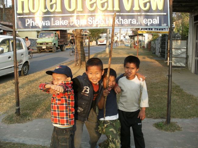 <br />　地元の腕白どもが写真を撮ってくれという・・・