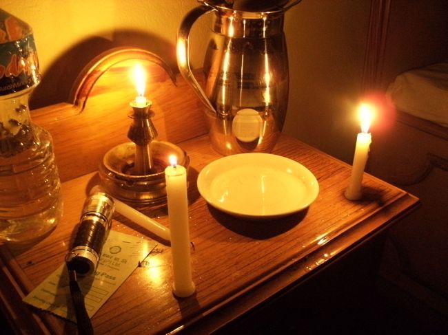 <br />　宿に戻るといつものように停電・・・<br /><br />　”停電”のことを英語で何というのか支配人に尋ねてみた。　blackout  powercut ならわかるが・・・<br /><br />　ここでは、load selding だというのだそうだ！<br /><br />　サイドテーブルにありったけのキャンドルを点ける・・<br />　　<br /><br /> <br /><br />　