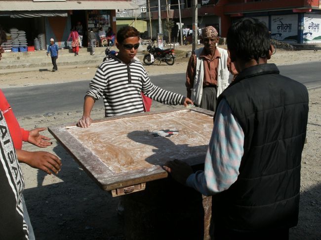 <br />　地元の人たちが四角いテーブルを囲んでチップのようなものを指で弾いてコーナーに落とすゲームに興じていた。お金のやりとりをしていたので賭けていたようだ、<br /><br />　・・・玉突きのようなやりかただ・・・<br /><br />　