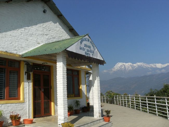 <br />　日本山妙法寺大僧伽（にっぽんざんみょうほうじだいさんが）は、藤井日達によって開かれた、日蓮系の新宗教である。<br />　世界各地で積極的な平和運動を展開していることで知られる。<br />　日本国内をはじめ、日本国外にも世界平和塔（仏舎利塔）を建立している。日本国内には約70基あるとされている。（Wikipediaから）