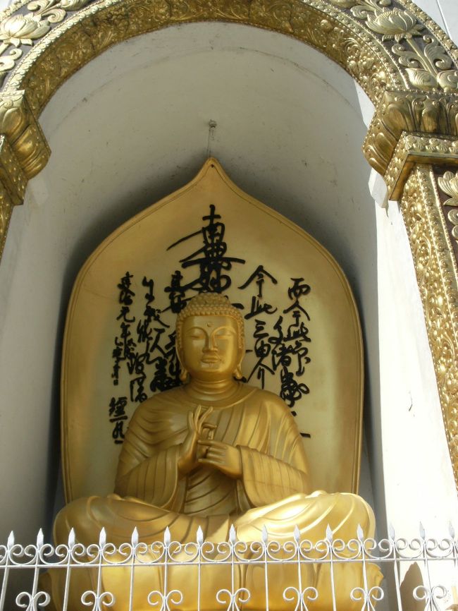 <br />　バゴダの正面、仏様・・　