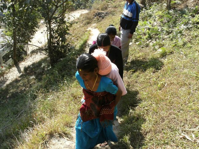 <br />　帰路、地元の人たちに出会った、<br /><br />　村で結婚式があるのだという・・