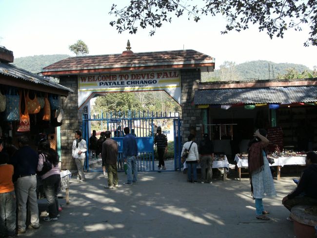 <br />　帰途、パタレ・チャンゴという小さな町に立ち寄る。<br /><br />　Devis Fallというちょっとした滝がある。正面ゲート・・