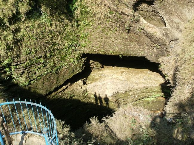 <br />　フェワ湖から流れてくる水が地中に吸い込まれ岸壁の大穴から滝となって流れ落ちる奇怪なところで、ここはDeviという名のスイス人女性が転落したので、Devis Fallというのだそうだ。（ガイドブック・地球の歩き方より）