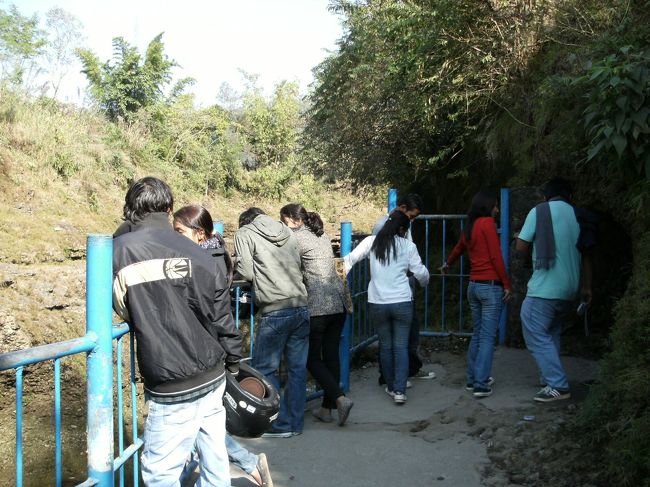 <br />　休日（ネパールでは土曜日が休み）とあって地元の人たちが大勢やってきていた、<br /><br />　ちなみに地元の人は入園料がタダ、外国人はどこへ行っても入場料がいりますぞ！