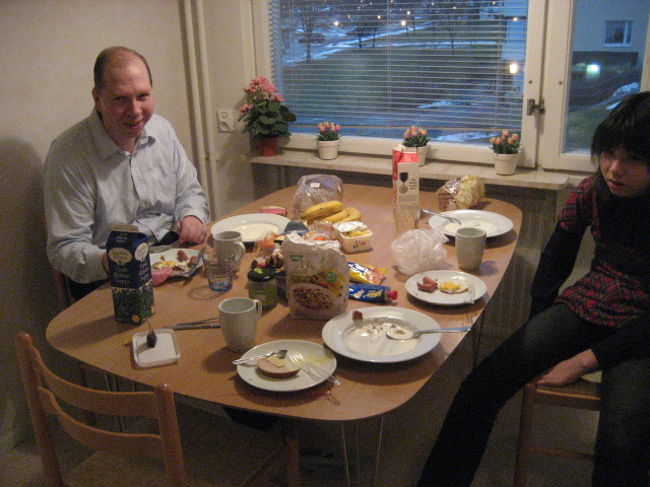 近所の生協で食料を買い込んで、朝ごはんを食べているところ。