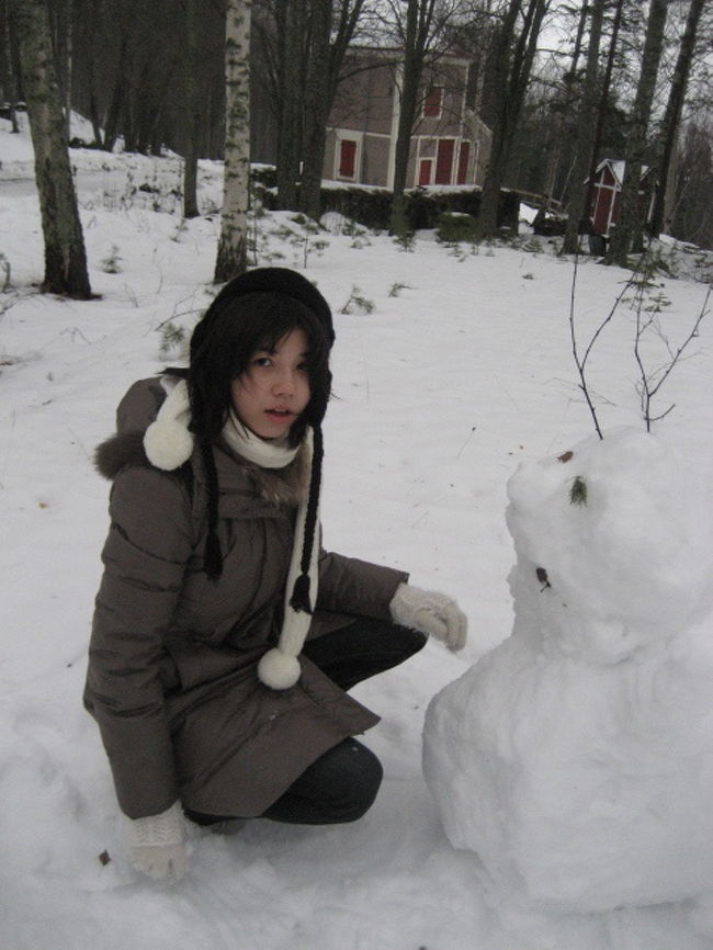 景色に興味のない娘は雪だるまを作り始めました。固まりやすくて作りやすい雪でした。