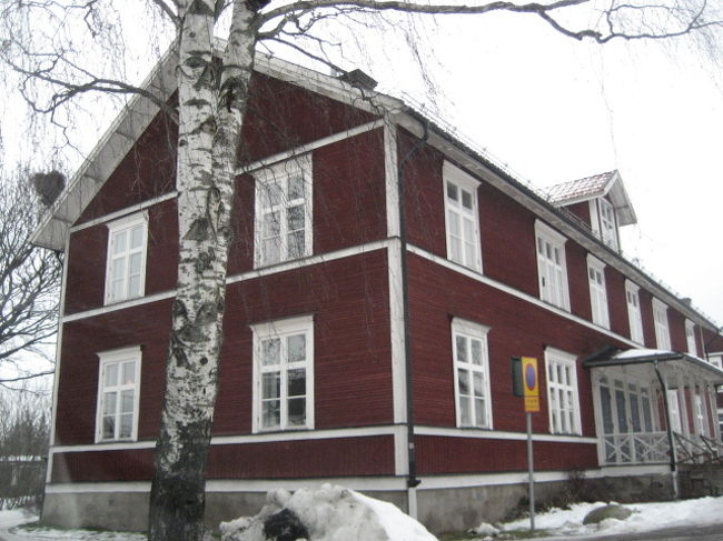 伝統的な赤いお家。