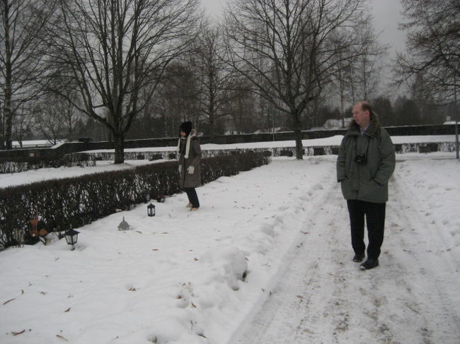 次はファルファル（おじいさん）のお墓参り。でも、雪でお墓が埋まってしまって、場所がよくわかりません。パパにこのあたりだと思う、と言われ娘があるお墓の雪を掘ると、そこには見慣れた名字が、、、、当たり？と思ったら違う人のお墓でした。よくある名前なもので、、。