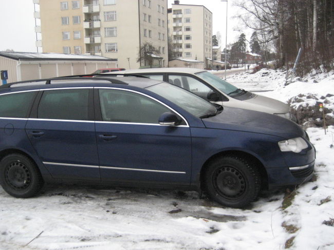 田舎滞在中お世話になったレンタカー、フォルクスワーゲン。アパートの前の駐車場で。いつもは車のない生活ですが、田舎では必需品です。最初はワイパーの動かし方からガソリンの入れ方までわからずモタモタしました。朝は窓ガラスが凍ってしまい、取り除くのに一苦労。