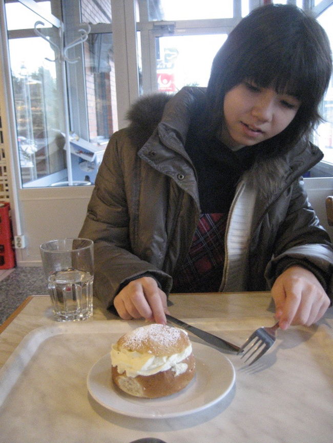 ドライブインで食べたイースターのお菓子「セムラ」。今頃からイースターまで出て来る伝統的なお菓子だそうです。