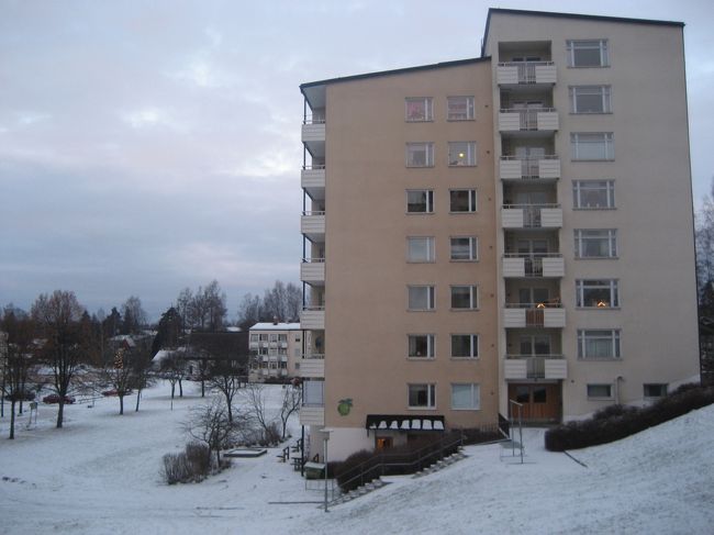 市のアパート（２LDK）は１週間２０００krで借りられます。１週間を過ぎたら一人１泊１９０krだった。トータル３１４０krで９泊しました。格安なのでちょっと古かったけど、食器やお鍋、地下のランドリーが使えて便利でした。ファルモルのアパートまでも歩いて１分。