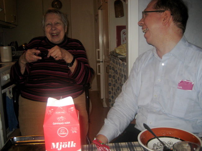 久しぶりに会ったファルモル、思ったよりお元気そうで良かったです。<br />日本語や英語ではおばあさん、と言っても父方か母方かわかりませんが、スウェーデン語では父方の祖母をファルモル（お父さんのお母さん）、母方の祖母をモルモル（お母さんのお母さん）と分けて言います。ファルファルはお父さんのお父さんで父方の祖父。