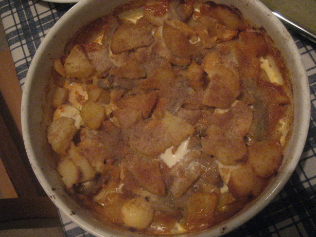 ファルモルの作ってくれた、「ヤンソンの誘惑」の変化系で「ヨワンソンの誘惑」。トマトソースでおいしかった。