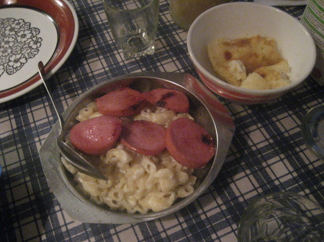 えっと、これはソーセージとパスタです。基本的に料理はクリームとか乳製品をたくさん使います。