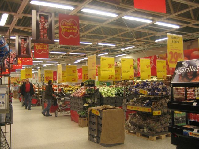 田舎の街はずれに大きなショッピングモールが新しくできていました。家具屋さん、電気屋さん、雑貨屋さんなど、４、５軒のお店が集まっていました。何にもないこの街もりっぱになったものだ。ここは新しい生協。広くて迷う。