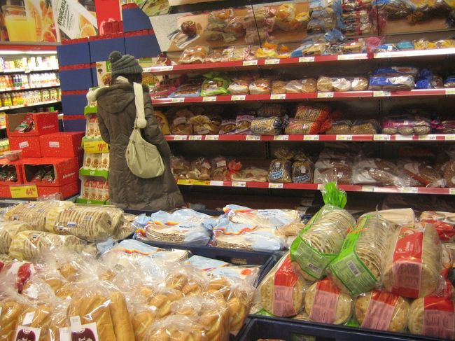 パンもチーズもハムも日本にはない品揃え。パパは嬉しくてやたら買い込む。それを元に戻す娘と私。