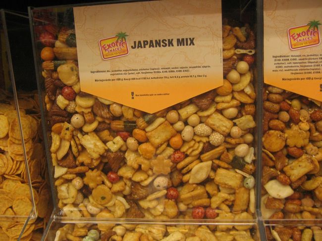 ありゃま、日本のおかきまであった。わざわざ日本からお土産に持って来なくても良かったか、、、、。