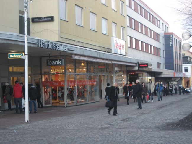 街の中心地にも行きました。メインストリートは一応お店や銀行、郵便局、ホテル、レストランなどあります。