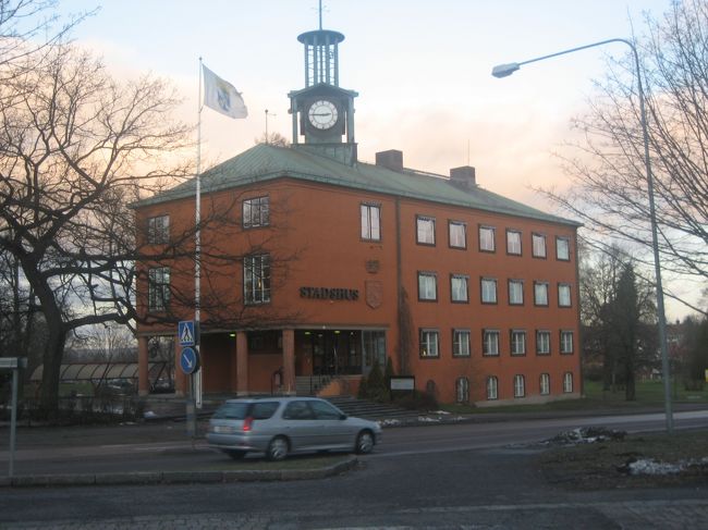 街にある市庁舎です。今回アパートやレンタカーを借りるのにお世話になりました。