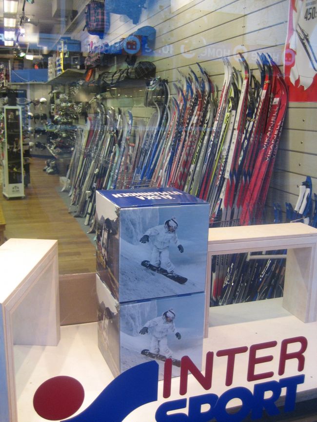 スポーツショップ、スケート靴を探しましたが、あまりいいのがなかった。