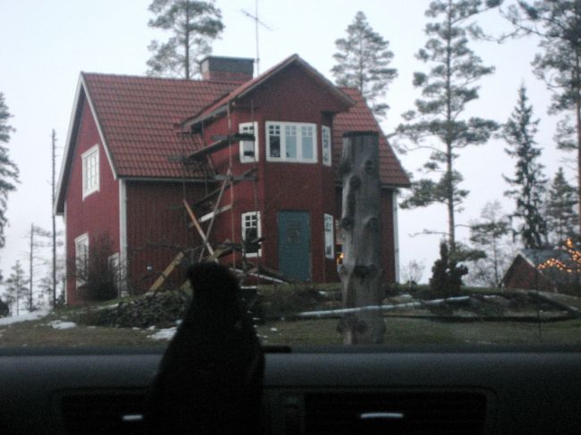これは車の中からのショックな写真。パパの生家を見に行きました。５０年以上前にファルファル（おじいさん）が実際に大工作業で作った実家。<br />今は人手に渡っていますが、結婚式のとき私の両親も来たし、娘が１歳のときも過ごした森に囲まれた一軒家です。<br />赤い屋根で白かった壁面が全部赤く塗り替えられ、玄関まわりにも足場が組まれて、部屋が新しく作られて、以前の面影はまったくありませんでした。変な木のポールも建っているし、前のままの方がかわいくてずっと良かったのに。<br />ファルモルには実家を見に行ったことを言えませんでした。