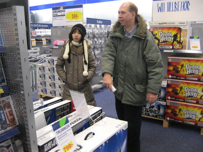 RUSTAというスウェーデン版ヤマダ電気でwiiの野球、テニスをやる２人。このあとしばらく娘からwii買って攻撃を受ける。