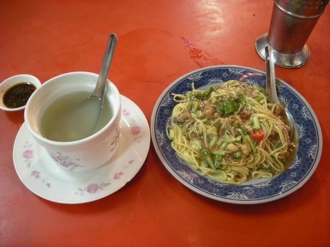 ＜蛇焼きそば＆蛇スープ＞<br />食べたのは蛇。<br />ウマーッ！！<br />蛇だって言われなければ分からない。<br />ちょっと値段は高いけど。