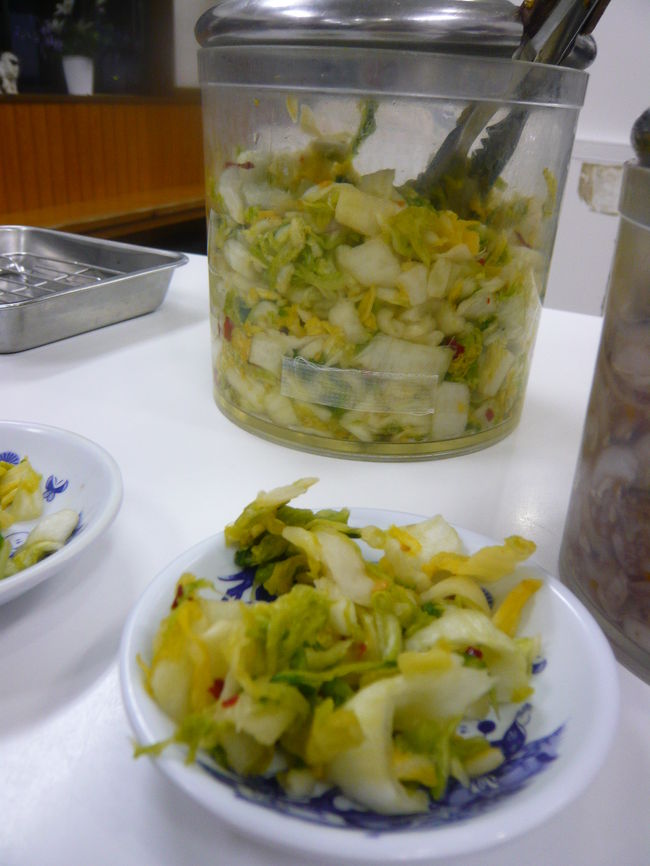 お漬物も同様に食べ放題！<br />これも何か昔懐かしい味がしてオイシ〜イ！