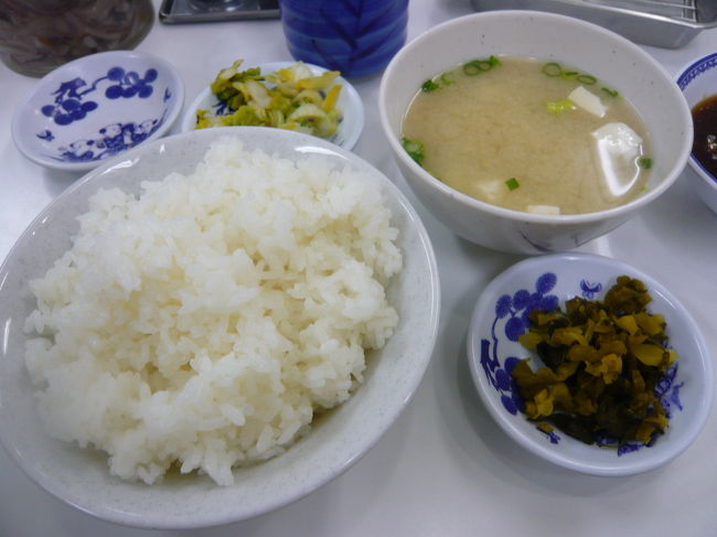 そうこうしている間に、ご飯と味噌汁が登場！<br /><br />このご飯は、「自動ご飯盛り機」によって盛られています。そんな機械は初めて見ました。<br />味噌汁は、九州らしく(?)白味噌ですね。