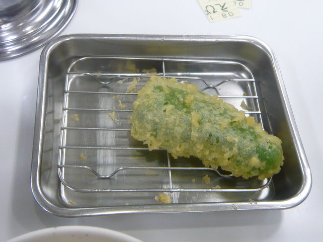 ピーマンの天ぷら。<br /><br />エビやイカのネタも新鮮だし、揚げたてアツアツの天ぷらも激ウマ！！しかも超満腹になって二人で1,500円という激安！<br /><br />超大満足の夕食でした♪